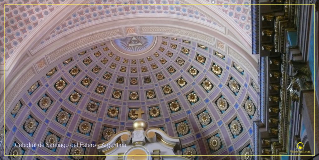 Triángulo con un ojo en la catedral de Santiago del Estero