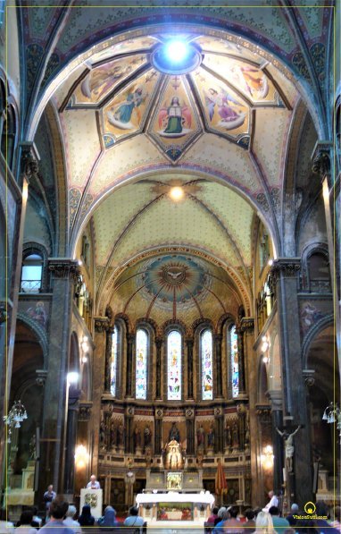 Interior de la Basílica del Espíritu Santo en Buenos Aires